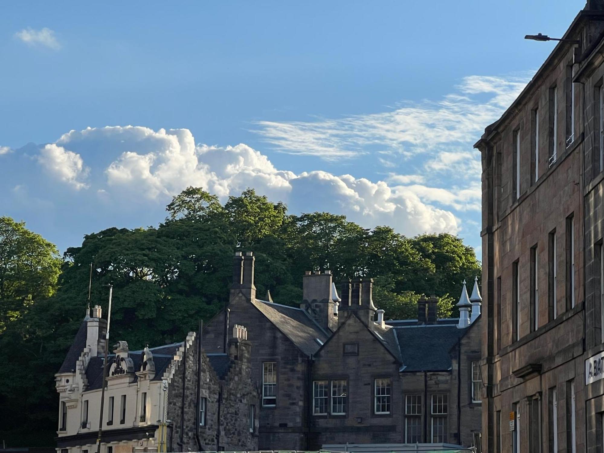 Central Apartment With Parking, Original Art And Antiques Edinburgh Luaran gambar