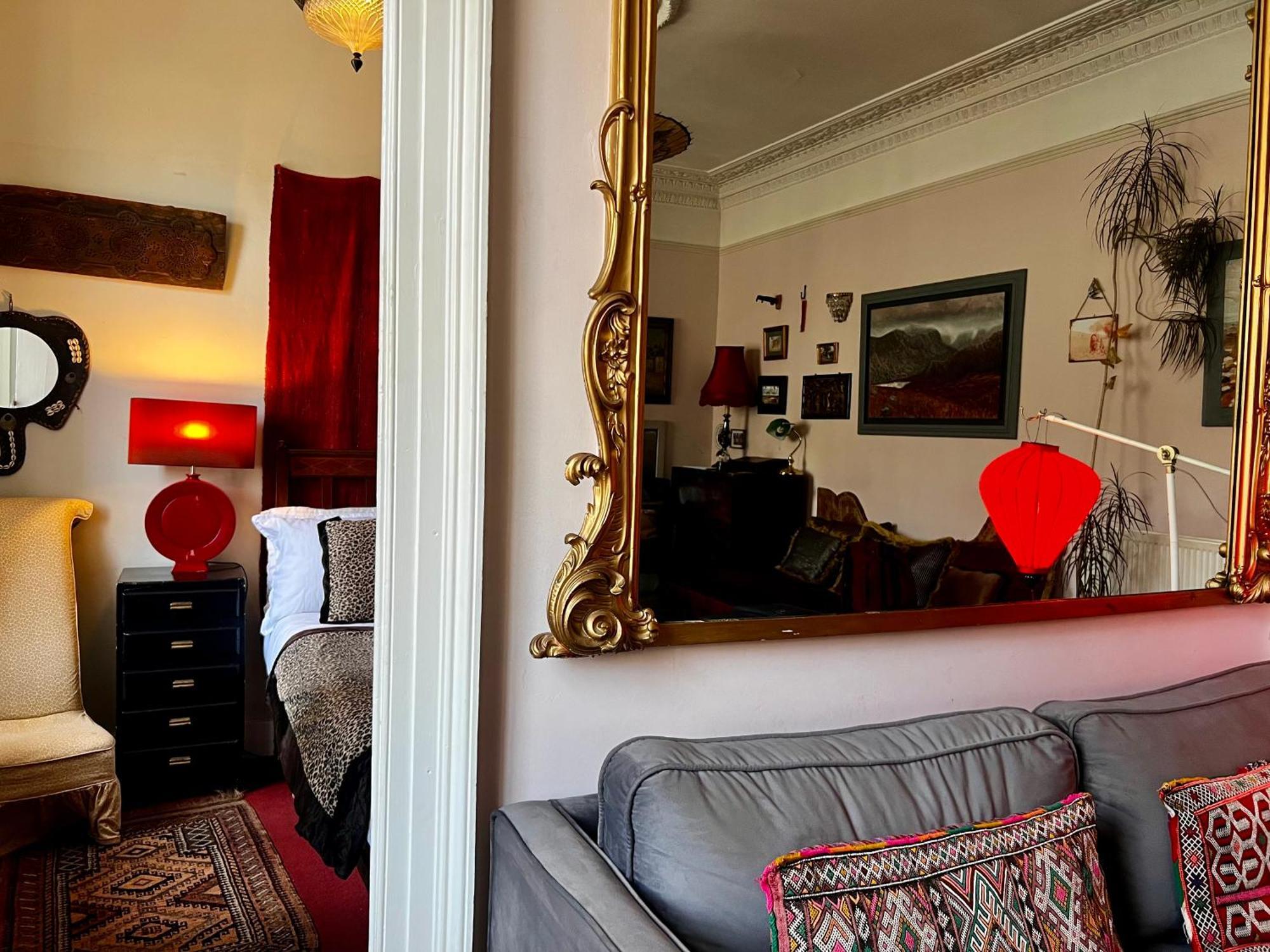 Central Apartment With Parking, Original Art And Antiques Edinburgh Luaran gambar