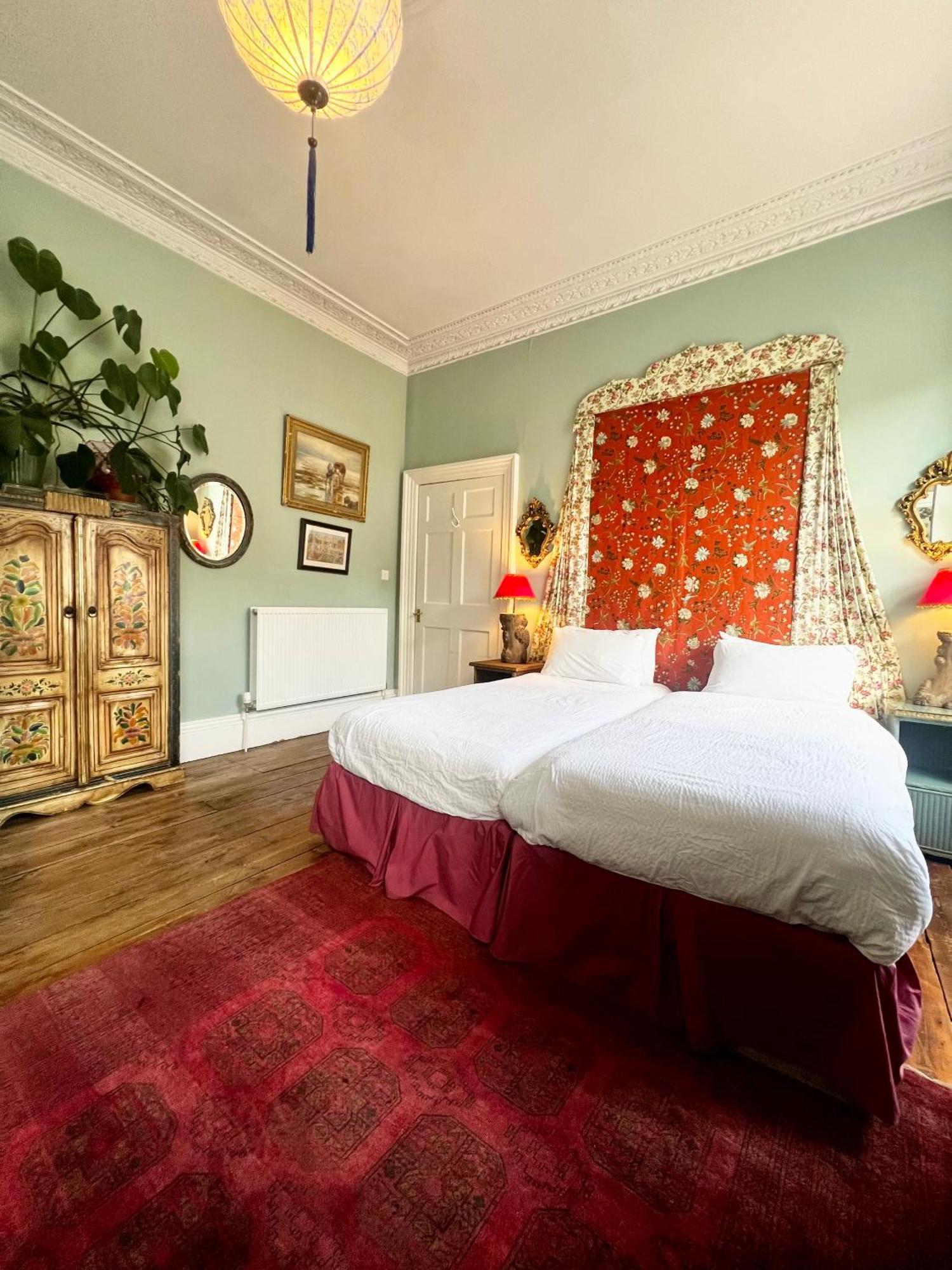 Central Apartment With Parking, Original Art And Antiques Edinburgh Luaran gambar