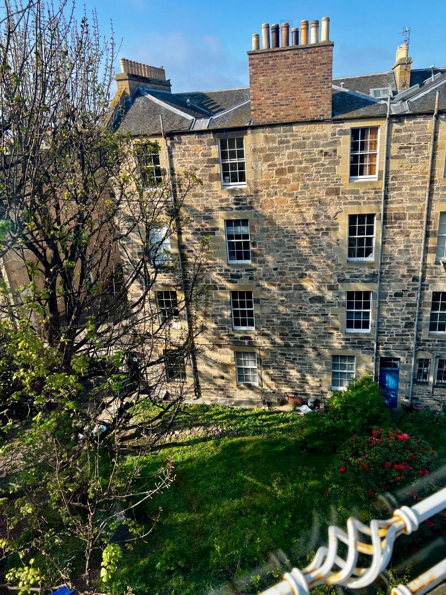 Central Apartment With Parking, Original Art And Antiques Edinburgh Luaran gambar