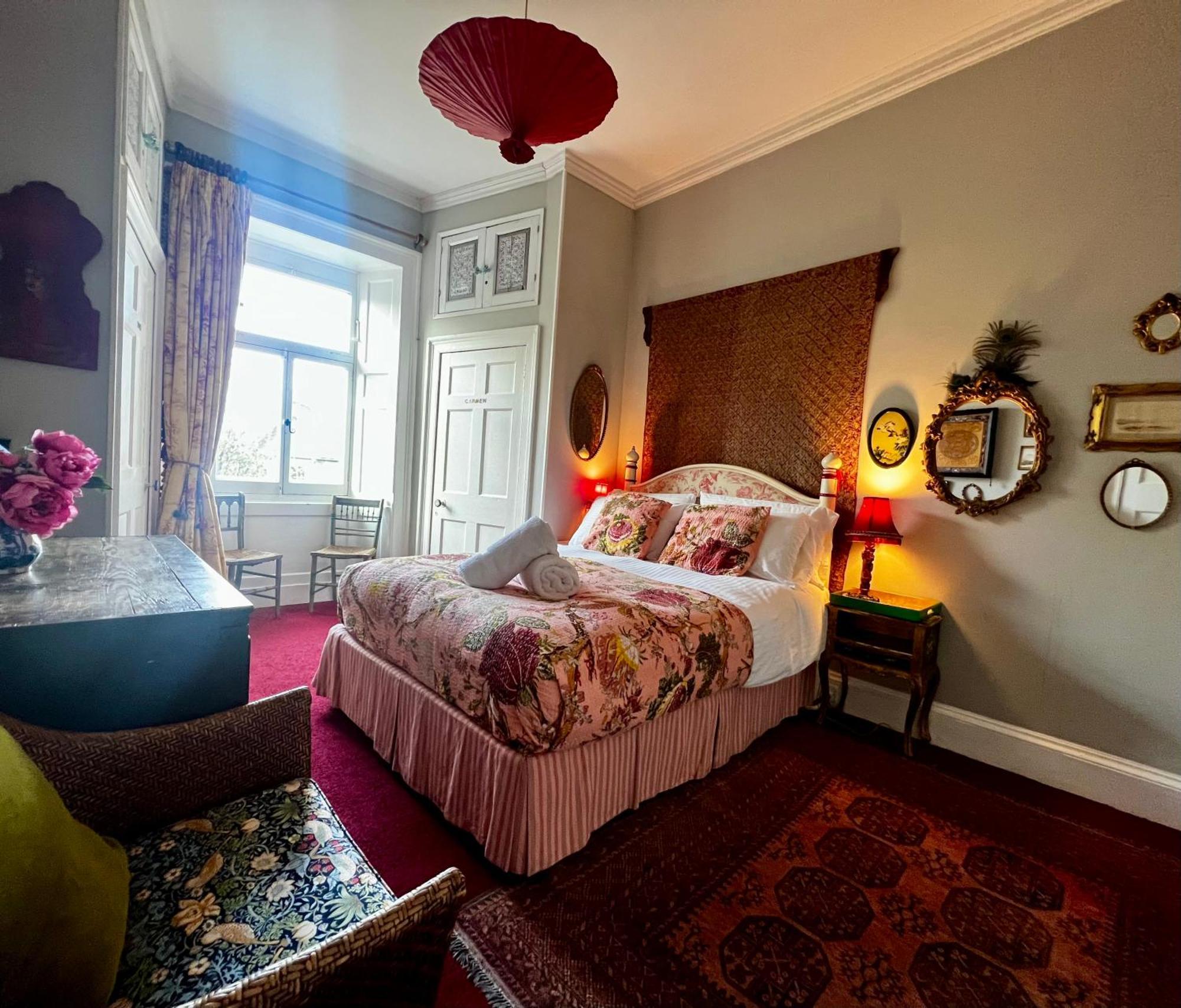 Central Apartment With Parking, Original Art And Antiques Edinburgh Luaran gambar