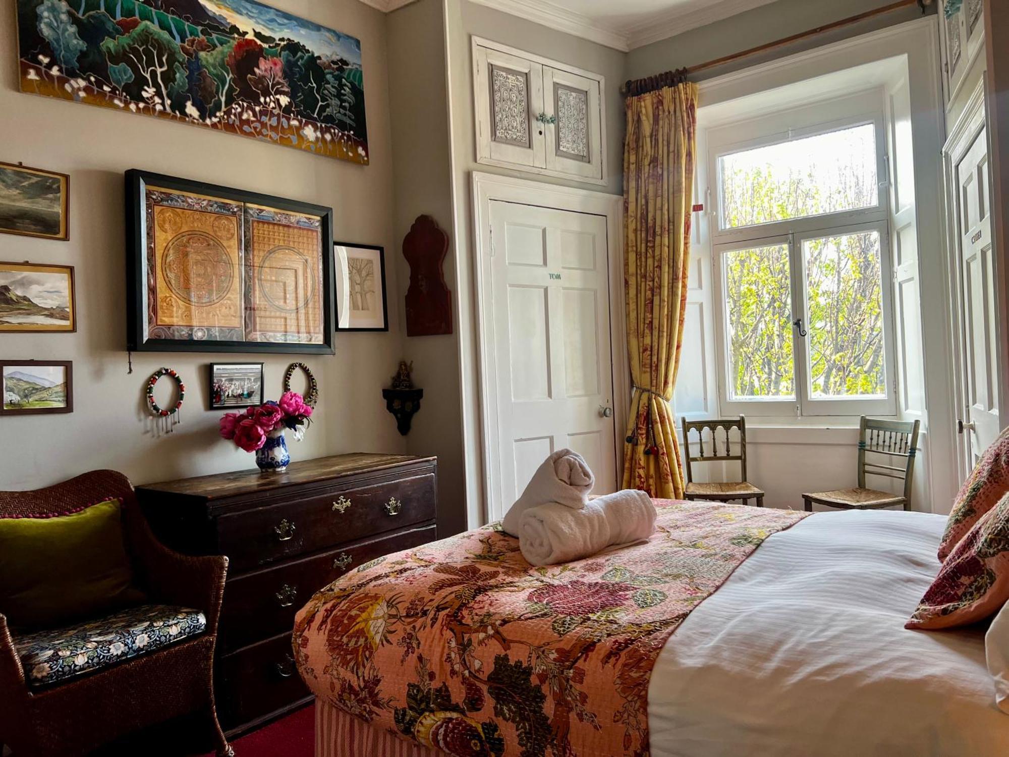 Central Apartment With Parking, Original Art And Antiques Edinburgh Luaran gambar