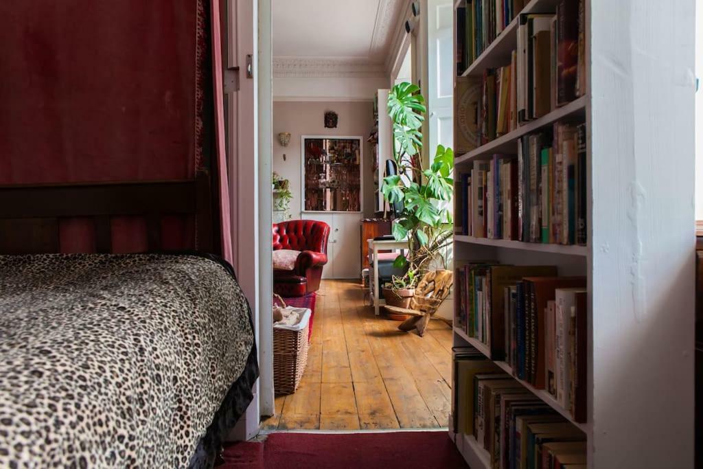 Central Apartment With Parking, Original Art And Antiques Edinburgh Luaran gambar