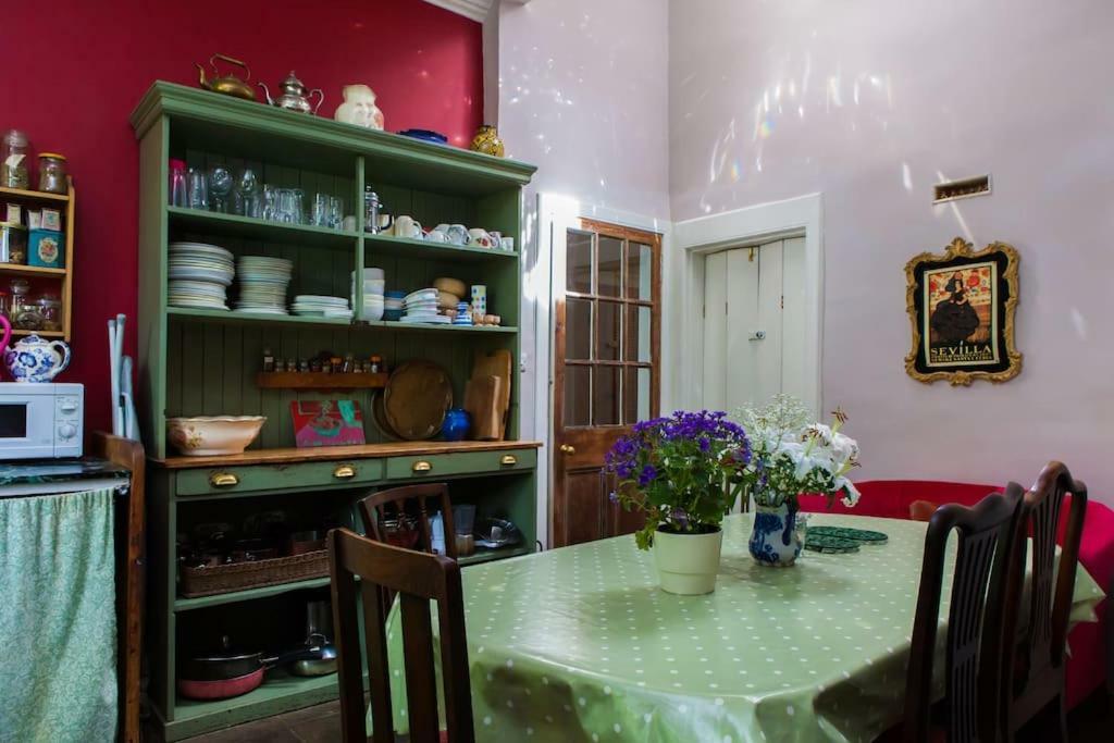 Central Apartment With Parking, Original Art And Antiques Edinburgh Luaran gambar