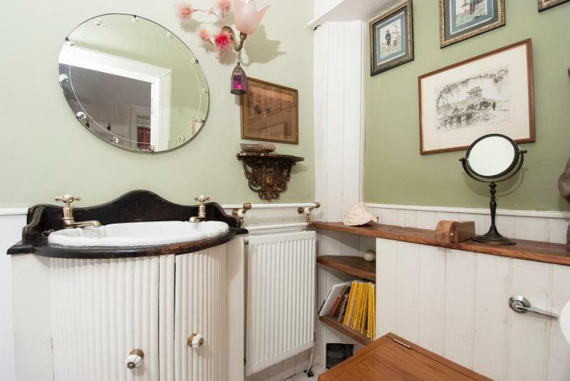 Central Apartment With Parking, Original Art And Antiques Edinburgh Luaran gambar